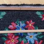 Prachtig Vintage Handgemaakt Wandkleed Met Bloemen In Sprekende Kleuren. thumbnail 3