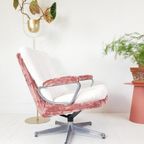 Vintage Strassle Fauteuil | Draaifauteuil Roze Witte Ribstof thumbnail 2