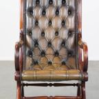 Karaktervolle Groene Vintage Rundleren Engelse Chesterfield Fauteuil Met Een Sierlijke Vormgeving thumbnail 2