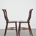 Elegante Set Van 2 Antieke Engelse Stoeltjes Met Mooi Houtwerk En Warme Kleuren thumbnail 3