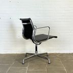 Vitra Ea 108 Zwarte Design Stoel, Ontworpen Door Charles & Ray Eames thumbnail 6