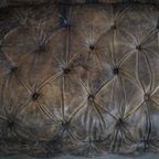 Stoere, Unieke En Moderne Rundleren Chesterfield Bank Met Een Bijzondere Kleurstelling thumbnail 11