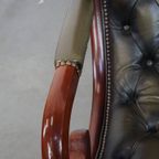 Elegante Groene Rundleren Engelse Chesterfield Fauteuil Met Een Sierlijke Afwerking Met Hout thumbnail 5