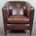 Donkere Charmante Schapenleren Clubfauteuil Met Een Strak Design thumbnail 3