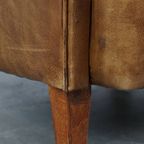 Charmante En Comfortabele Rundleren Clubfauteuil In Een Mooie Lichte Cognac Kleur thumbnail 12