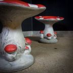 Betonnen Paddenstoelen Stoelen Geschilderd – Rood Met Witte Stippen thumbnail 6