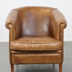 Charmante En Comfortabele Rundleren Clubfauteuil In Een Mooie Lichte Cognac Kleur thumbnail 3