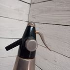 Sifon / Spuitfles Van Rvs Met Zwarte Bakeliet Schroefdop. thumbnail 5