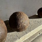 Set Van 4 Kanonballen C. 1800 Op Een Decartieve Stenen Stand Uit Het Atelier Van Walter De Buck thumbnail 7