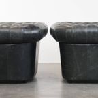 Tijdloze En Klassieke Set Ruime Zwarte Chesterfield Fauteuils Van Karaktervol Generfd Rundleer thumbnail 5