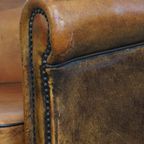 Karaktervolle Vintage Schapenleren Clubfauteuil Met Siernagels En Zwarte Biezen thumbnail 12