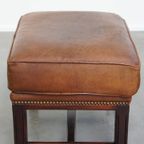 Hocker Gemaakt Van Schapenleer Met Een Houten Frame En Een Afwerking Met Siernagels thumbnail 6