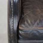 Stoere, Karaktervolle Zwarte Rundleren Fauteuil In Industriële Stijl Met Een Hoge Rug thumbnail 3