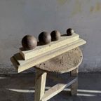 Set Van 4 Kanonballen C. 1800 Op Een Decartieve Stenen Stand Uit Het Atelier Van Walter De Buck thumbnail 2