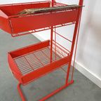 Rood Metalen Winkelvitrine Winkelrek Met Manden Vintage thumbnail 5