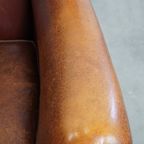 Karaktervolle Schapenleren Oorfauteuil Met Een Donkere Warme Kleurstelling En Een Prachtig Patina thumbnail 9