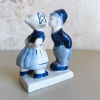 Vintage Delftse Kussende Jongen En Meisje - Blauw En Wit Aardewerk - Made In Holland thumbnail 2