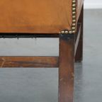 Klassieke En Licht Cognac-Kleurige Rundleren Engelse Chesterfield Oorfauteuil thumbnail 15