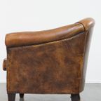 Karaktervolle Vintage Schapenleren Clubfauteuil Met Siernagels En Zwarte Biezen thumbnail 5