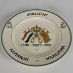 Wit Wandbord Met Meerkleurige Kroon, Vlaggen En “W” En Opschrift “Jubileum Koningin Wilhelmina 18 thumbnail 3