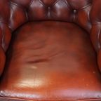 Statige Rundleren Engelse Chesterfield Clubfauteuil In Een Sprekende Rode Kleur thumbnail 7