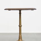 Stijlvolle Antieke Franse Bistro Tafel Met Een Sierlijke Goudkleurige Gietijzeren Poot thumbnail 4