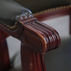 Charmante Groene Rundleren En Houten Bureaustoel Met Siernagels In Engelse Stijl Op Wieltjes thumbnail 12