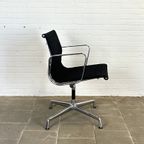 Vitra Ea 108 Zwarte Design Stoel, Ontworpen Door Charles & Ray Eames thumbnail 9