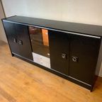 Zwartgelakte Houten Credenza Met Zilverkleurige Eeementen thumbnail 4