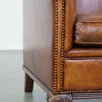Zeer Mooie Schapenleren Fauteuil Met Een Luxe Vormgeving En Hout Gesneden Poten thumbnail 10