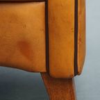 Mooie Schapenleren Design Armchair Met Een Luxe Afwerking Met Donkerbruine Biezen thumbnail 10
