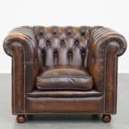 Donkere, Statige En Rustieke Rundleren Engelse Chesterfield Fauteuil Met Bolpootjes thumbnail 3