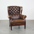 Zeer Mooie En Comfortabele Grote Schapenleren Chesterfield Oorfauteuil Met Prachtige Kleuren thumbnail 2