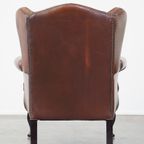 Zeer Mooie, Statige, Rundleren Chesterfield Oorfauteuil Met Elegante Pootjes In Een Fijne Kleur thumbnail 5