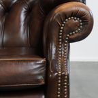 Donkerbruine, Sierlijke Rundleren Chesterfield Oorfauteuil In Een Klassieke Engelse Stijl thumbnail 3