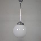 Oude Schoollamp Met Glazen Bol In Opaalglas, Jaren 30 thumbnail 4