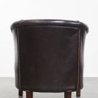 Elegante En Comfortabele Rundleren Clubfauteuil In Engelse Stijl In Een Mooie Donkere Kleur thumbnail 5