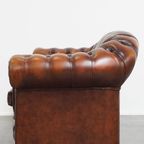 Mooie En Complete Set Van Een 2,5 Zits En 2 Zits Bruine Engelse Rundleren Chesterfield Bank thumbnail 20