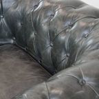 Tijdloze En Klassieke Set Ruime Zwarte Chesterfield Fauteuils Van Karaktervol Generfd Rundleer thumbnail 12