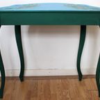 Een Hoge Side Table Groen Met Blauw, Tafel Met Pauwenveren thumbnail 2