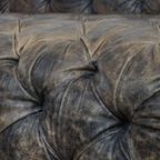 Stoere, Unieke En Moderne Rundleren Chesterfield Bank Met Een Bijzondere Kleurstelling thumbnail 7