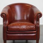 Zeer Mooie Cognac-kleurige Rundleren Clubfauteuil In Engelse Stijl Correct Afgewerkt Met Siernage thumbnail 4