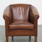 Stijlvolle En Tijdloze Bruine Rundleren Clubfauteuil In Engelse Stijl Met Een Luxe Afwerking thumbnail 2