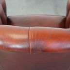 Zeer Luxe Rundleren Rode Chesterfield Clubfauteuil Met Een Sprekend Karakter thumbnail 12