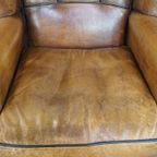 Stoere Cognac-Kleurige Schapenleren Oorfauteuil Met Een Comfortabele Zit En Afgewerkt Met Zwarte thumbnail 7