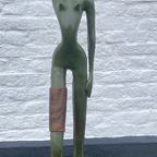 Prachtig Bronzen Beeld, Vrouw Met Kruik Op Haar Hoofd , 97 Cm Hoog thumbnail 2