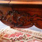 Grote Luikse Tafel Met Prachtig Beeldhouwwerk. thumbnail 2