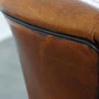 Sierlijke Schapenleren Oorfauteuil Met Zwarte Biezen En Klassieke Vormen thumbnail 14