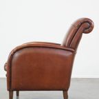 Luxe Cognac-Kleurige Schapenleren Armchair Met Ronde Vormen En Een Uniek Design thumbnail 6