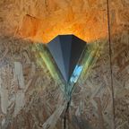 Memphis Stijl Vintage Wandlamp, Postmodern Pop Art Driehoek Lamp Van Plexiglas En Metaal. Merk Ma thumbnail 2